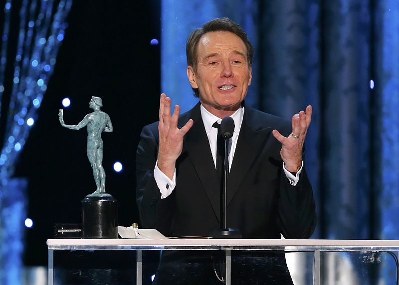 El actor Bryan Cranston recibe el premio a Mejor Actor en Serie Dramática del Sindicato de Actores de EE.UU. por su papel de Walter White en la serie "Breaking Bad"