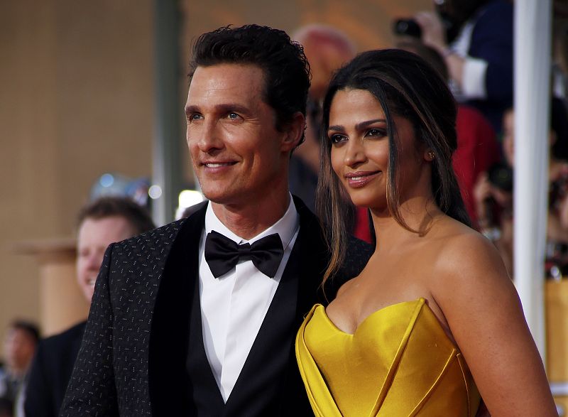 El actor Matthew McConaughey, de la película "Dallas Buyers Club" y su esposa, Camila Alves, posan en la alfombra roja de los premios del Sindicato de Actores de EE.UU.