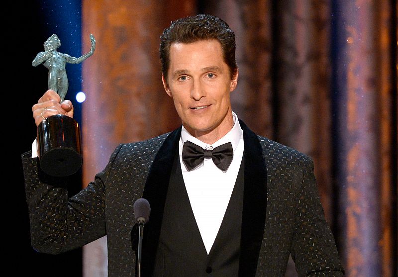 El actor Matthew McConaughey recibe el galardón a Mejor Actor Protagonista por la película 'Dallas Buyers Club' durante la gala de los premios del Sindicato de Actores de EE.UU.