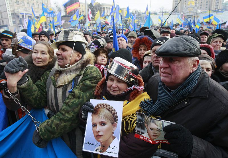 Pro-European integration protesters hold pictures of jailed opposition leader Tymoshenko during a rally in Kiev