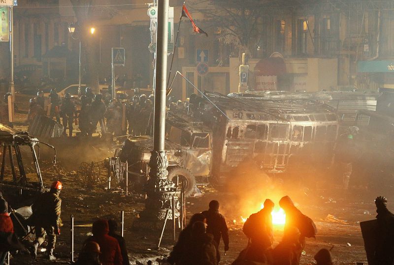 Los manifestantes más radicales han arrojado cócteles molotov a los antidisturbios