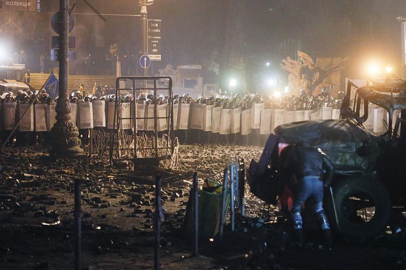 Manifestantes se enfrentan a la policía, el martes 21 de enero de 2014, durante las protestas en contra del gobierno en Kiev (Ucrania)