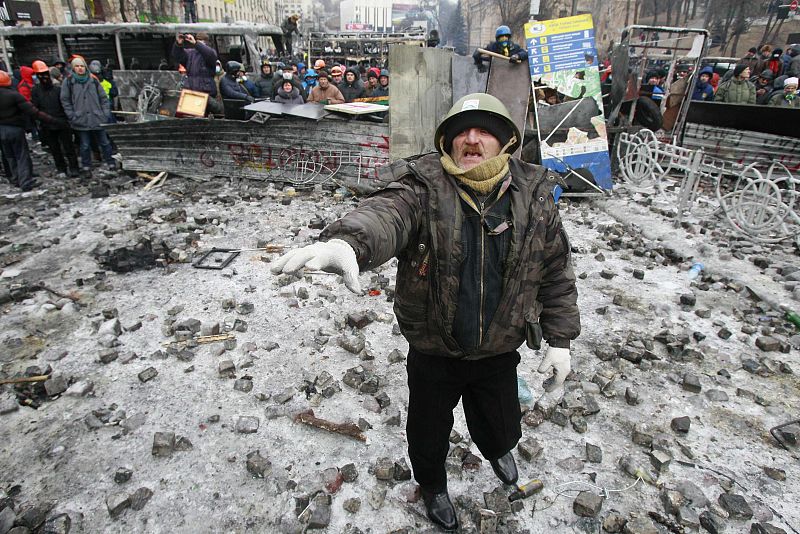 Un hombre junto a una barricada en el centro de Kiev, este martes
