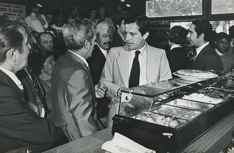 El expresidente del Gobierno en un bar de su pueblo, Cebreros, en Ávila