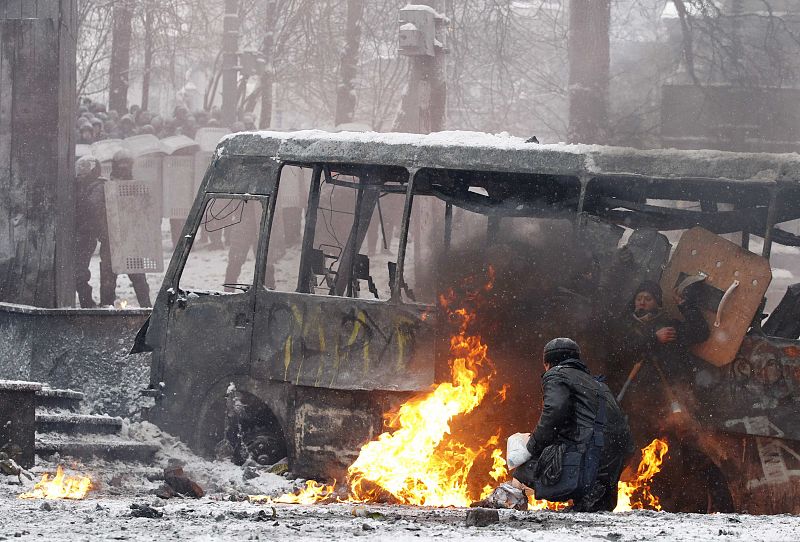 Un vehículo arde en el centro de la capital de Ucrania. Las violentas protestas entran ya en su cuarta jornada