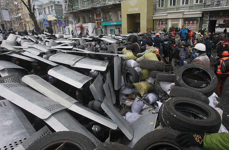 Los manifestantes han levantado barricadas para resistir las cargas policiales.