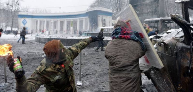 Los manifestantes han respondido a las cargas policiales con cócteles molotov.