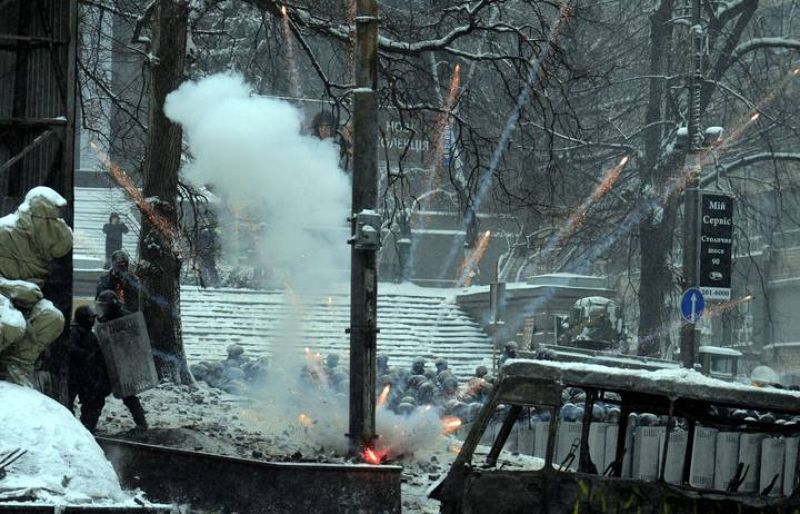 Fuegos artificiales estallan como proyectiles durante los disturbios. 