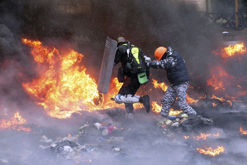 Al menos dos manifestantes han muerto en los enfrentamientos en Kiev