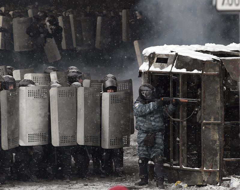 La policía carga contra los manifestantes en Kiev