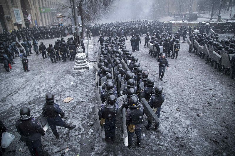 Policías antidisturbios en formación en el centro de la capital ucraniana