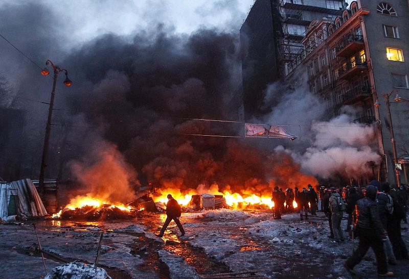 Los manifestantes han levantado un muro de fuego con toda clase de materiales para mantener a raya a la Policía