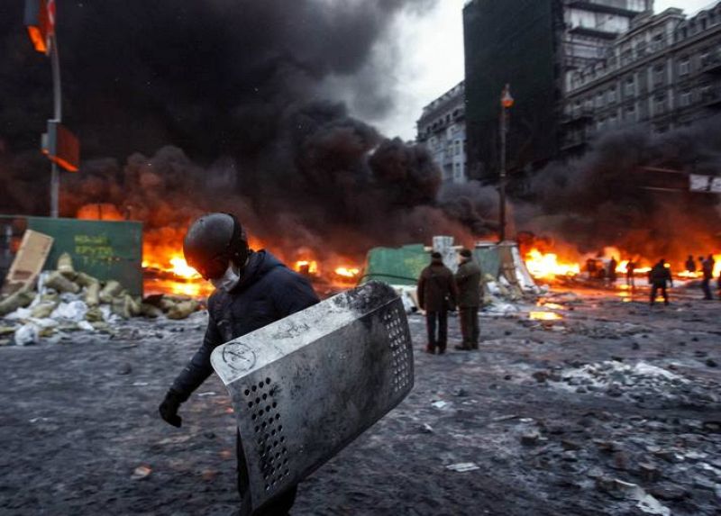 Los enfrentamientos entre manifestantes anti-gubernamentales y policías antidisturbios se reprodujeron en la noche del jueves 
