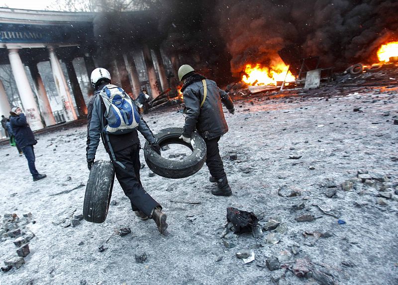 Manifestantes anti-gubernamentales acumulan neumáticos en las barricadas en el centro de Kiev