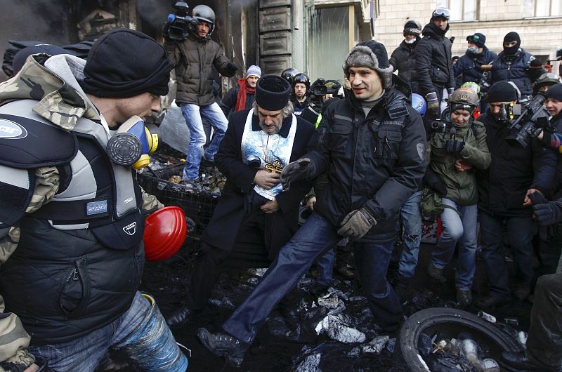 Vitaly Klitschkó, líder del partido opositor UDAR, se ha acercado a las barricadas para pedir a los manifestantes una tregua para poder negociar