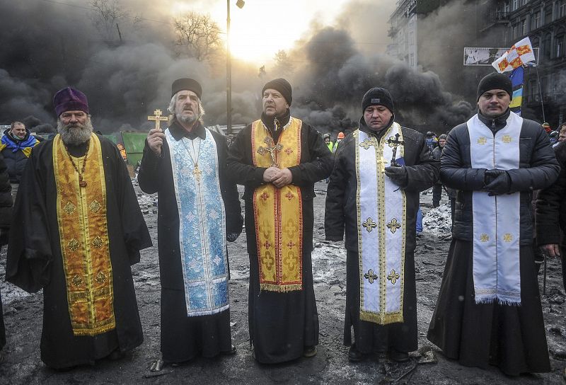 Un grupo de sacerdotes ortodoxos asiste a una jornada de protestas