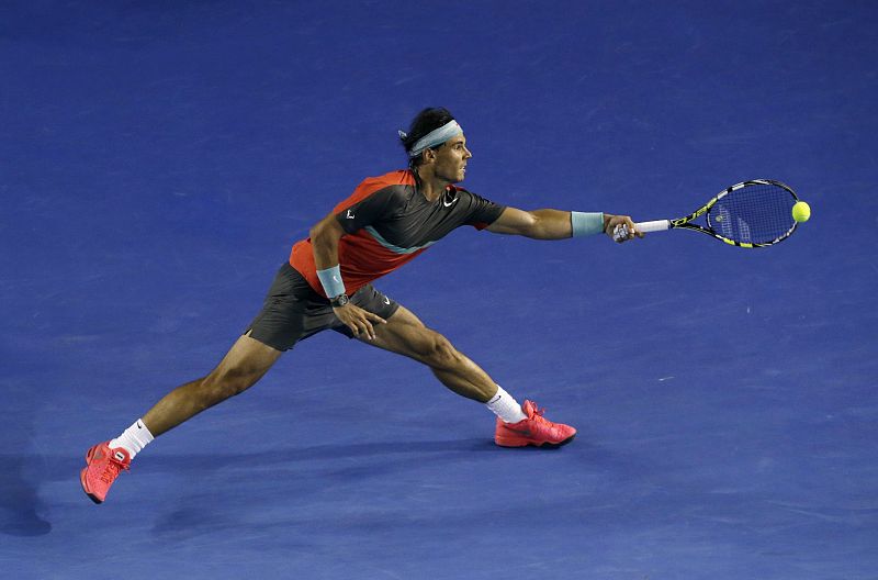 Nadal golpea la bola durante el partido de semifinales