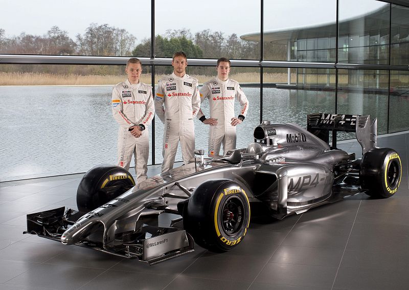 El danés Kevin Magnussen, el británico Jenson Button y el belga Stoffel Vandoorne posando junto al nuevo McLaren Mercedes MP4-29