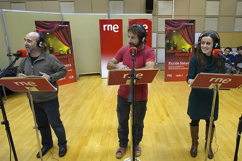 Álex Angulo, Antonio de la Torre e Iria Márquez ensayan una escena de 'Blade Runner'