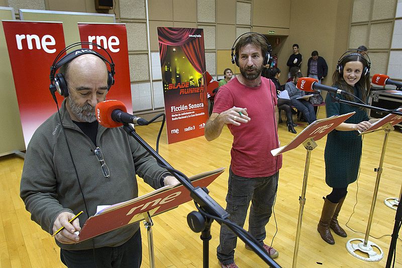 Álex Angulo, Antonio de la Torre e Iria Márquez, durante el ensayo de 'Blade Runner'