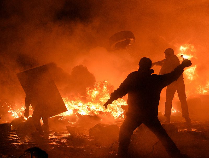 Los manifestantes han lanzado adoquines y cócteles molotov a la policía en Kiev