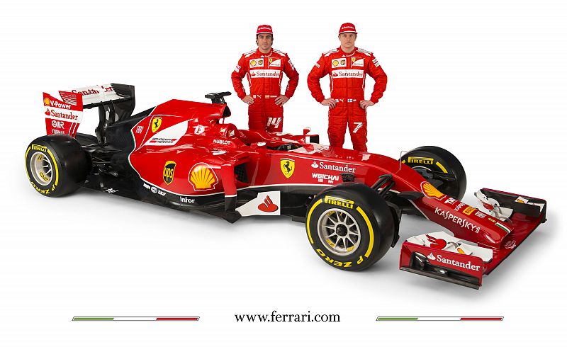 Alonso y Raikkonen posan con el nuevo F14-T.