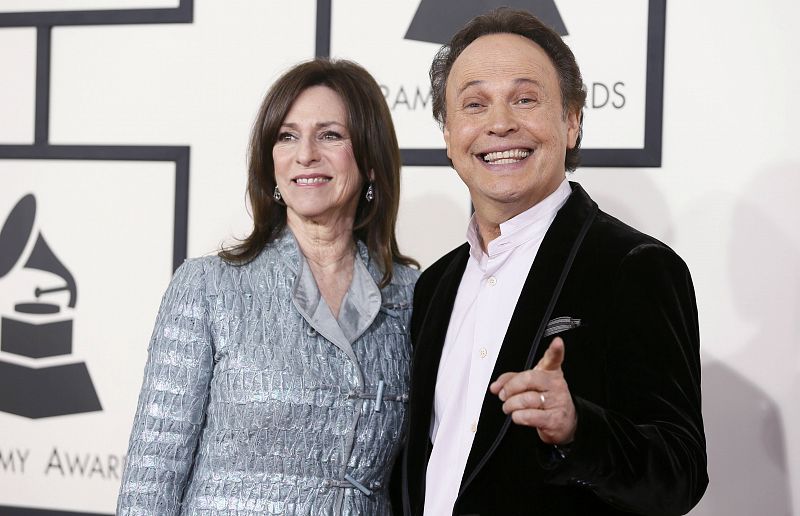 El actor Billy Crystal y su mujer, Janice, en la alfombra roja de los Grammy 2014.