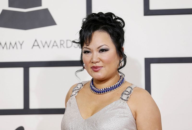 La música clásica Angelin Chang a su llegada a la 56ª edición de los Globos de Oro en Los Angeles, California.