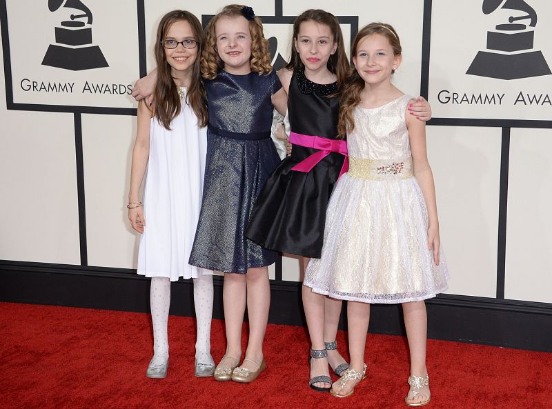 El elenco del musical Matilda en la alfombra roja de los Grammy 2014.