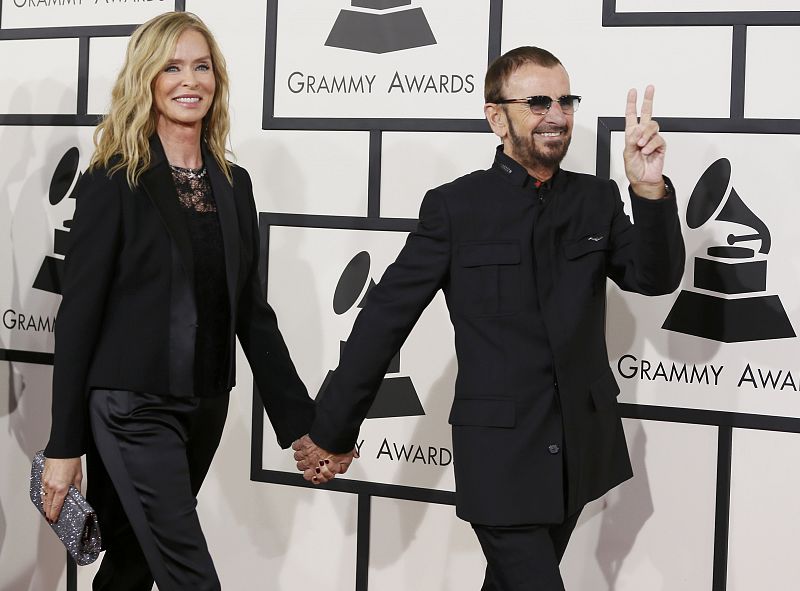 El exbeatle Ringo Starr y su esposa Barbara Bach en la alfombra roja de los Grammy 2014.