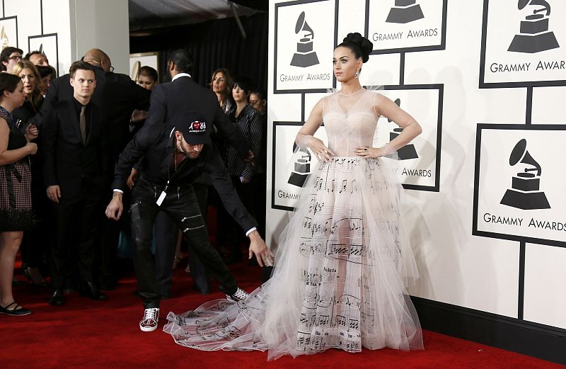 La cantante Katy Perry en su llegada a la 56 edición de los Grammy en Los Angeles, California.