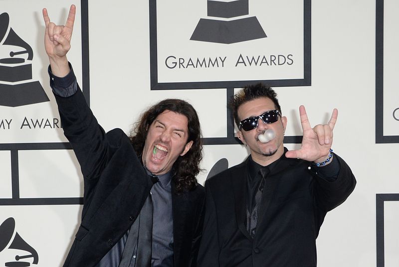 Componentes del gropo Anthrax en el posado previo a la gala de los Grammy 2014.