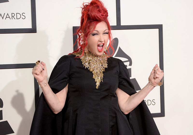 Cyndi Lauper pisa la alfombra roja de los Grammy 2014.