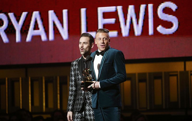 Ryan Lewis y Macklemore reciben el Grammy 2014 a artista revelación.