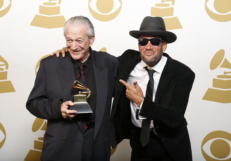 Ben Harper y Charlie Musselwhite posan con el Grammy mejor álbum de blues por 'Get Up!'.