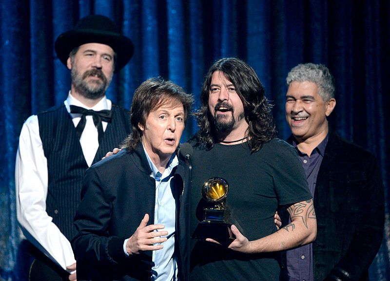 Krist Novoselic, Paul McCartney, Dave Grohl y Pat Smear reciben el premio a mejor canción rock por "Cut Me Some Slack".