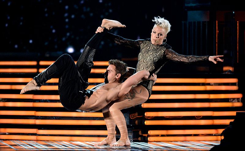 Pink canta sobre el escenario de los Grammy 2014.