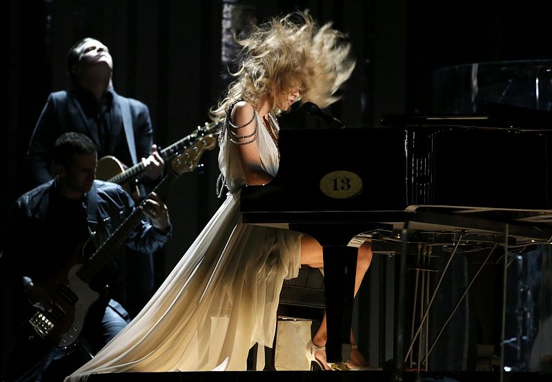 Taylor Swift canta "All Too Well" en la 56 edición de los Grammy.