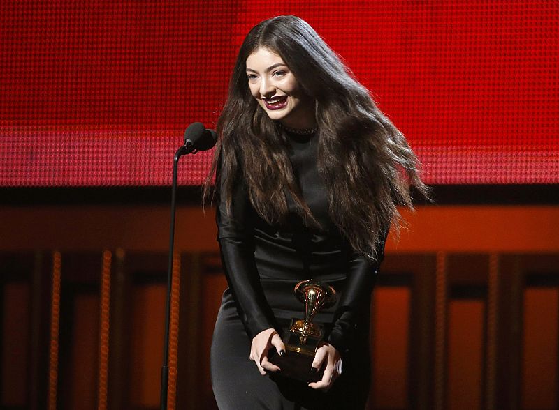 La cantante Lorde recibe el premio a mejor canción solista por "Royals".