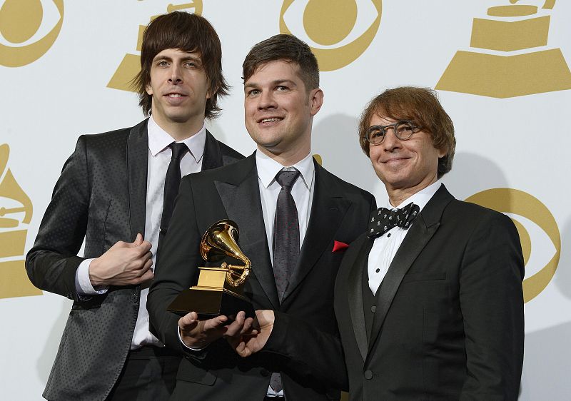 Sammy James Jr., Stephen Oremus y William Wittman levantan el Grammy a mejor álbum de teatro musical por 'Kinky Boots'.