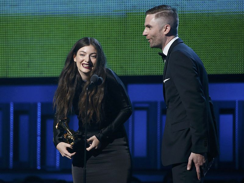 Lorde recibe el premio a mejor canción del año por "Royal" en compañía del productor del tema.