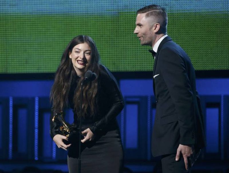Lorde recibe el premio a mejor canción del año por "Royal" en compañía del productor del tema.