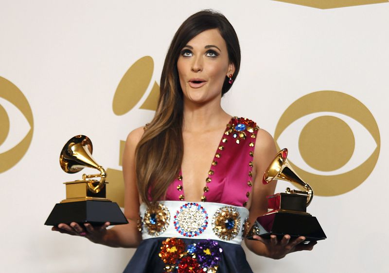 La cantante country Kacey Musgraves posa con sus premios a mejor canción y mejor álbum del género.