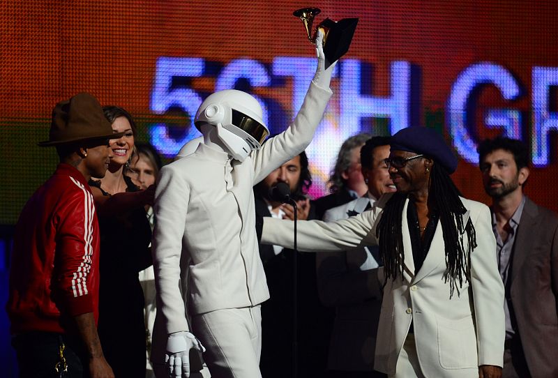 Los componentes de Daft Punk, Pharrell Williams y Nile Rodgers, celebran el Grammy a mejor grabación del año para su tema "Get Lucky" y mejor álbum para 'Random Access Memories'.