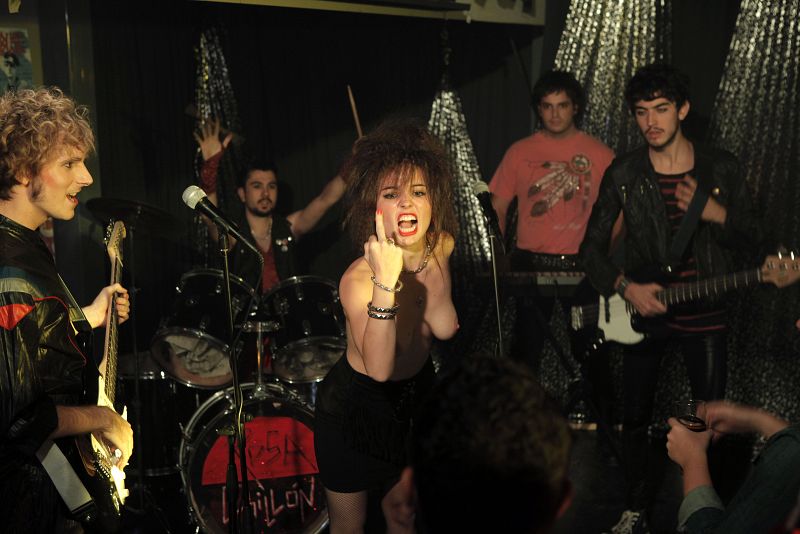 Patri, invadida por la emoción del momento, se marca un destape antológico. Ella está encantada, pero Josete no piensa lo mismo y los vítores hacía su novia acaban en una sonada pelea.