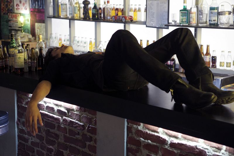 El caos por la pelea ya ha pasado. Los últimos clientes han abandonado el bar. Carlos, solo en Fly, se plantea si abrir de nuevo el local ha sido su mejor decisión.