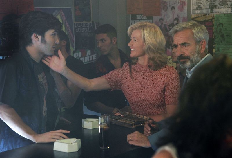 A pesar de las diferencias que existen entre el matrimonio, Antonio y Mercedes acuden juntos a la reapertura del bar de Carlos.