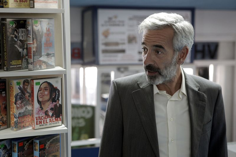 Todo lo contraio que a Antonio. Entre la bodega y el nuevo negocio de Mercedes, las arcas de los Alcántara se están quedando vacías.