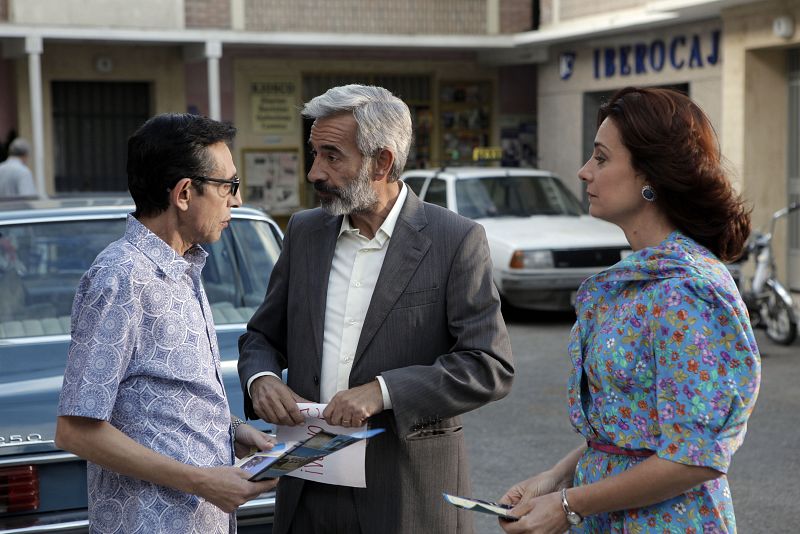 A los que les sonríe la vida es a Desi y Clara. El negocio del vídeoclub funciona y la pareja está pensando en irse de vacaciones a Egipto o Cancún.