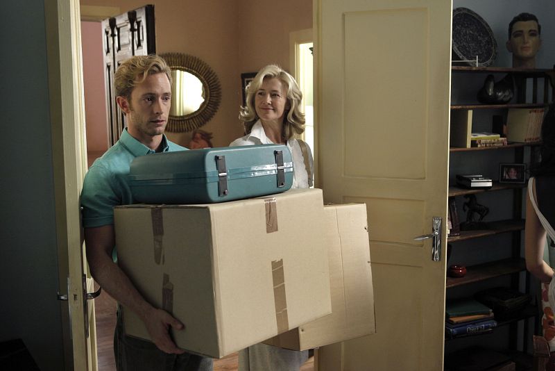 Toni ha decidio volver a España. En Londres ha dejado a Juana, con la que ha roto definitivamente, y a su hijo.